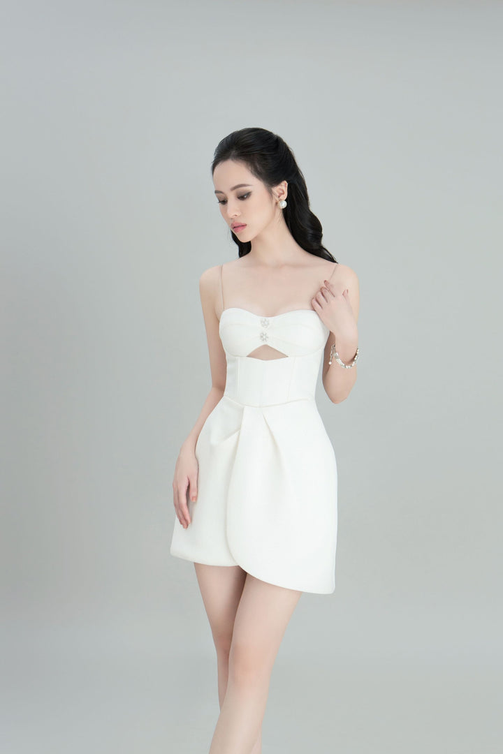 DARLING DIVA Đầm Trắng Hai Dây Khoét Eo Tinh Tế Cloudy Dress