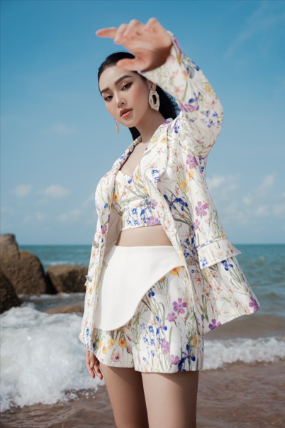 DARLING DIVA Áo vest tay dài form xuông & Áo hai dây cúp ngực & Quần cạp cao ống suông ngắn Shakira Set